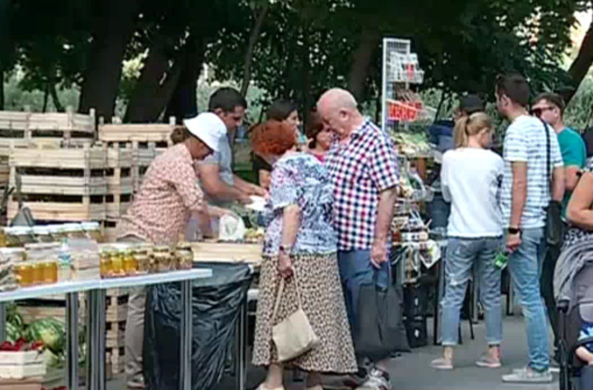 Люди, которые посетили ярмарку в парке "Валя Морилор" остались в восторге, купив фрукты по доступной цене. 