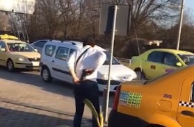 В Румынии таксист достал пистолет во время конфликта с пассажиром.
