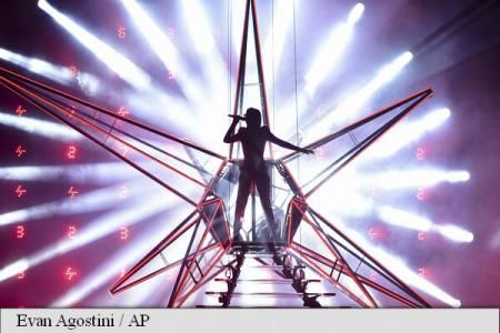 Katy Perry a rămas suspendată deasupra mulțimii de fani la un concert din Nashville. Foto: AP Photo