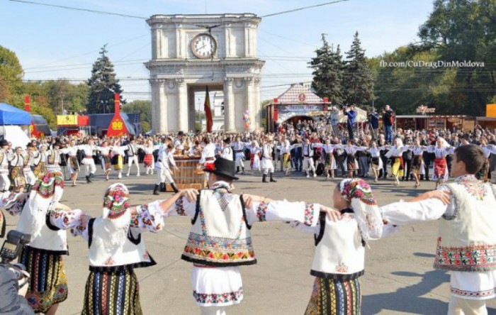 Mii de vizitatori din toată ţara şi de peste hotare au venit la Chişinău, pentru a celebra Ziua Naţională a Vinului.