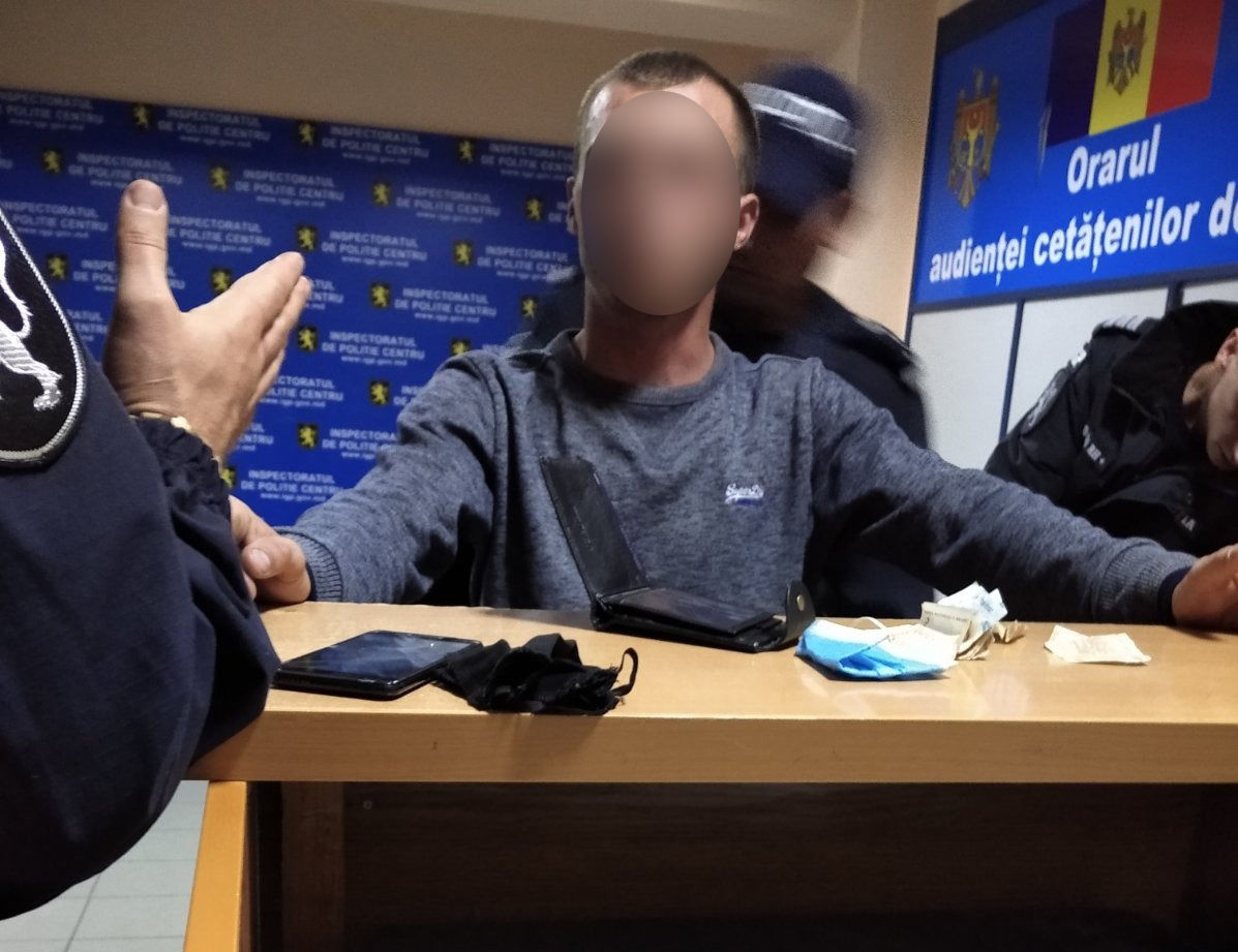Экипаж карабинеров задержал совершившего в столице ограбление мужчину.