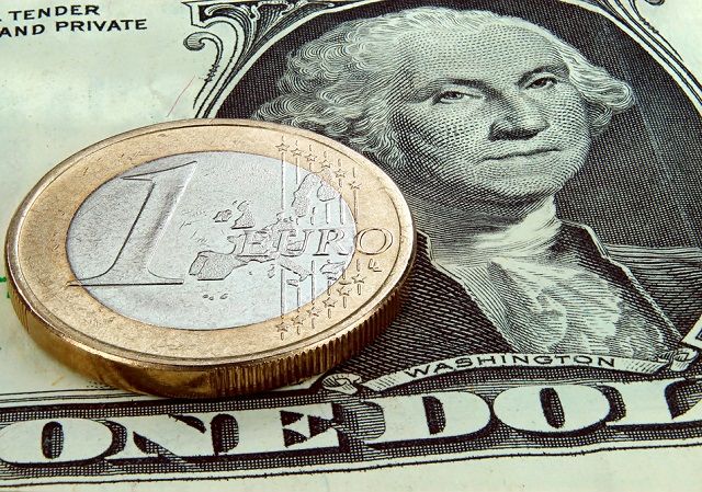 Евро и доллар подорожают по отношению к лею.