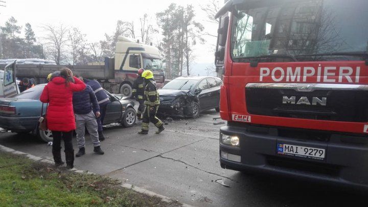 Accident grav la Porţile Oraşului: Două maşini s-au tamponat frontal