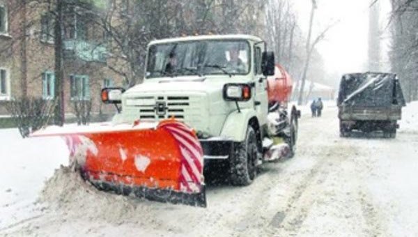 Около 500 рабочих рассыпали на дорогах страны 2,65 тысячи тонн противогололедного материала.