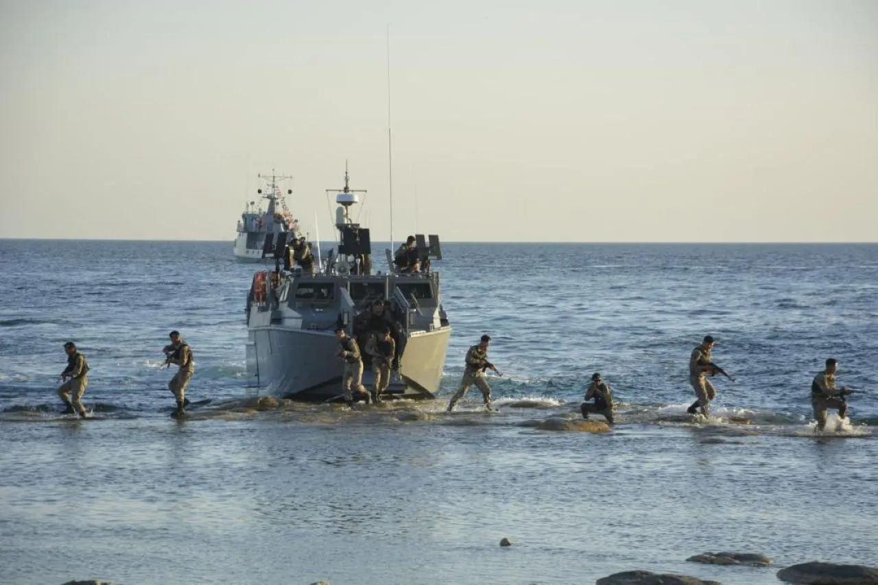 В Казахстане во время учений 19 военнослужащих унесло в море.