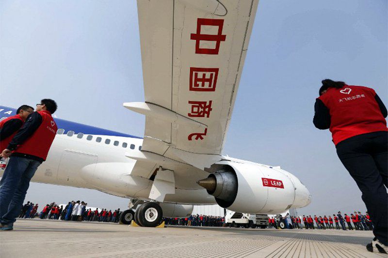 Китай 2 ноября представил свой первый пассажирский самолет C919. Фото: ap.org