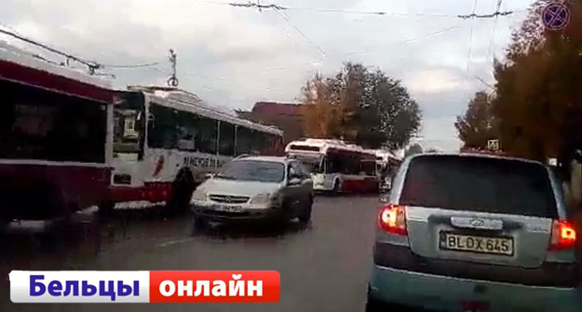 Троллейбусы встали из-за поломки на линии, и долгое время не обслуживали пассажиров.