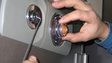 Indivizii care au comis infracţiunea au folosit mai multe chei până să le nimerească pe cele care s-au potrivit uşii. Foto: publika.md