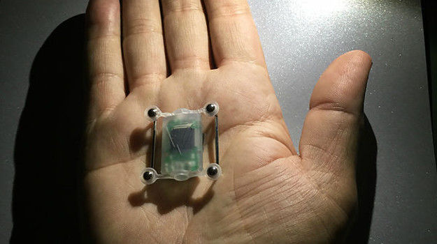 Este vorba despre un aparat miniatural dotat cu Bluetooth care se prinde de piele ca un piercing şi care ajută utilizatorul să „simtă” nordul.