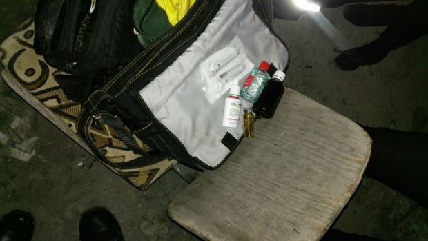 O femeie şi un bărbat, prinşi cu droguri pe teritoriul unei foste grădiniţe din sectorul Buiucani. Foto: igp.gov.md