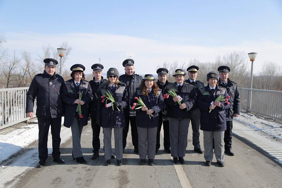 Несмотря на сильный мороз и порывистый ветер момент был полон тепла. Фото: facebook.com/Poliţia de Frontieră.