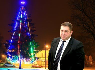 В Литве мэр пытался снять «советскую» звезду с новогодней елки.
