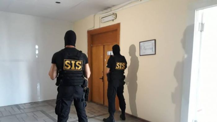 Задержанный сотрудник Налоговой службы подозревается в получении крупной взятки.