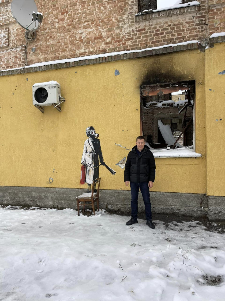 Граффити Бэнкси срезали с фасада здания в Гостомеле.