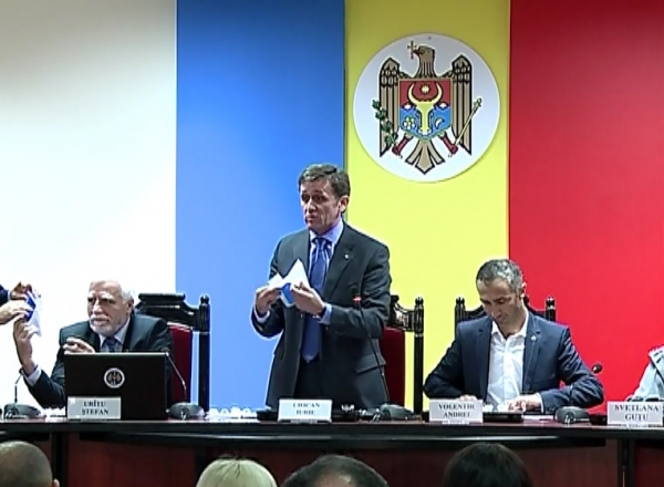 Paradoxul politicii moldovenesti. Pensionari sau someri se numara printre cei care finanteaza campania electorala a unor partide.