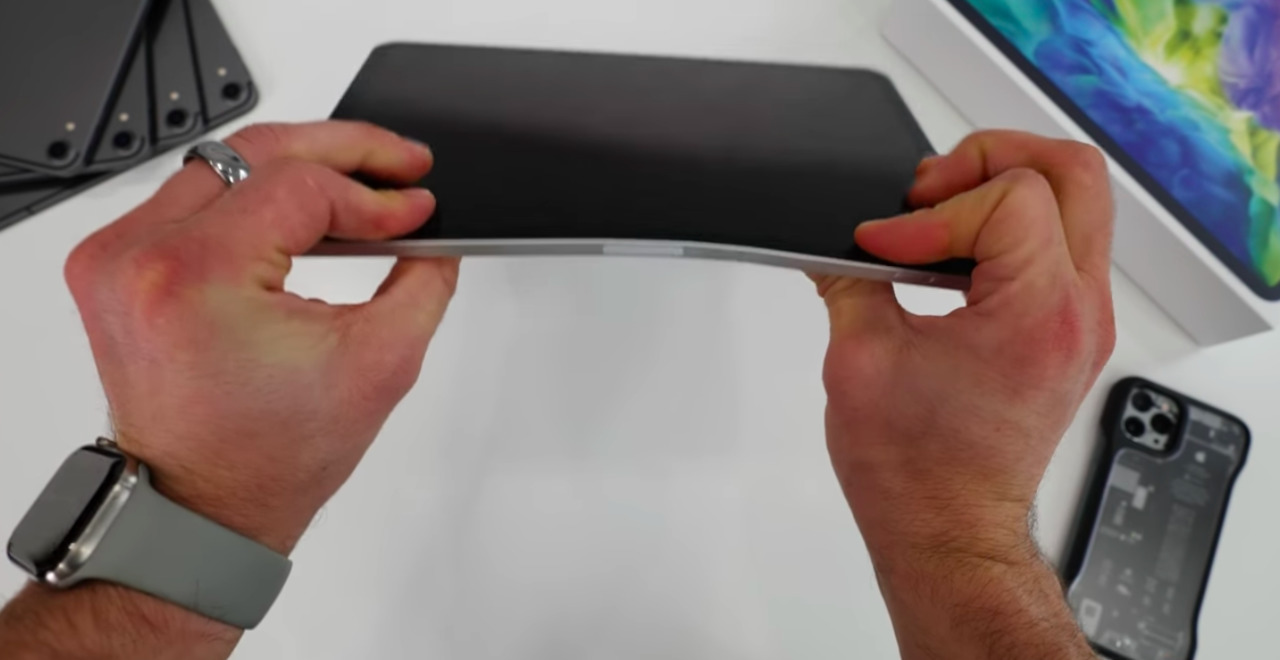 Новый iPad Pro смогли согнуть руками.