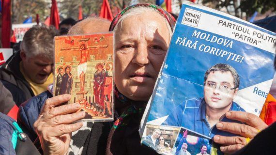 Сторонники "Нашей партии" пикетируют здание НАЦ, где допрашивают Усатого.