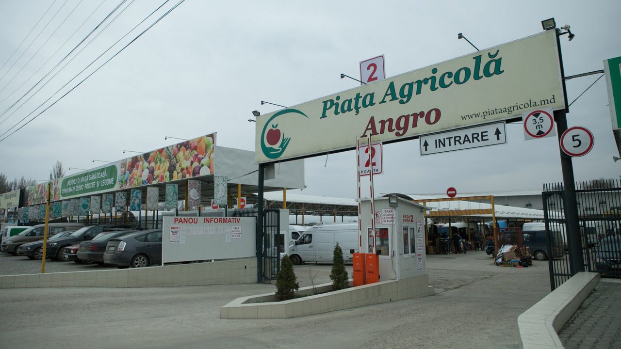 Mai mulţi comercianţi de la piaţa Angro, protestează la Serviciul Fiscal
