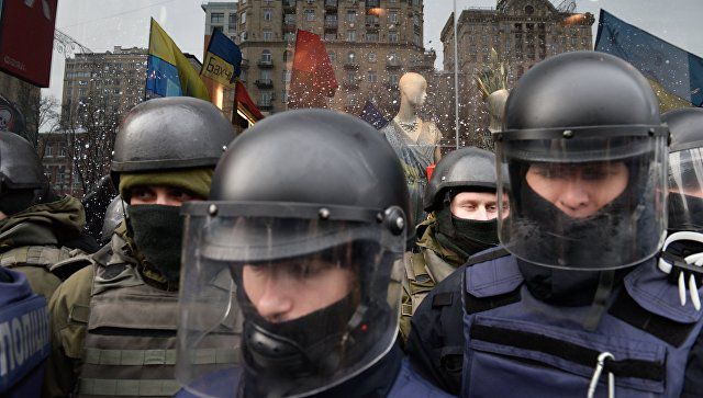 В Киеве у здания правительства начались столкновения митингующих с полицией.