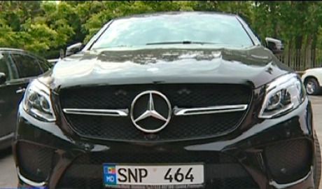 Депутат парламента Нае-Симион Плешка удивил cвоим новеньким шикарным Mercedes.