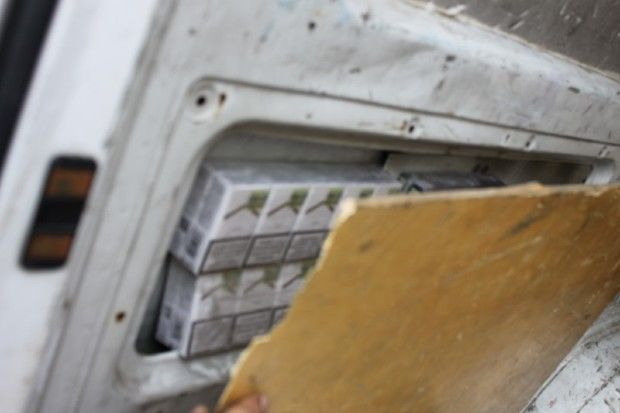 Un moldovean cu dublă cetățenie a pornit în România la volanul unui microbuz „căptuşit” cu 500 pachete de ţigări. Foto: I.T.P.F. Iași