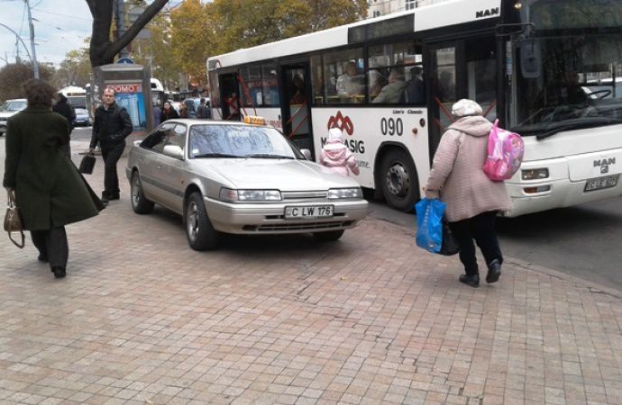 На кишиневских тротуарах стоят сильно подержанные автомобили.
