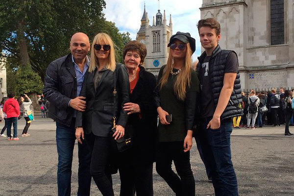 Поклонники, съехавшиеся в Туманный Альбион со всей Европы, раскупили все билеты.