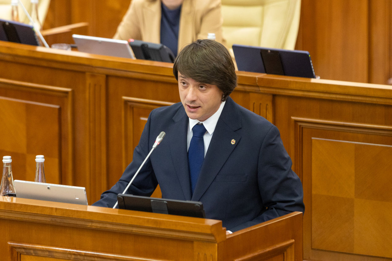 Deputatul Verșinin a povestit de ce a renunțat la numele Popovici.