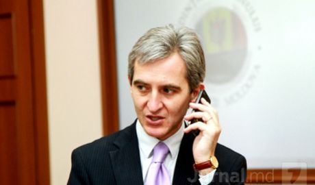 După ce în ultimele săptămâni a dat dovadă de o umilinţă de care-l credeam în stare doar pe Filat în raport cu Plahotniuc, l-am auzit, în sfârşit, ieri, pe Iurie Leancă, deschizând un pic gura.