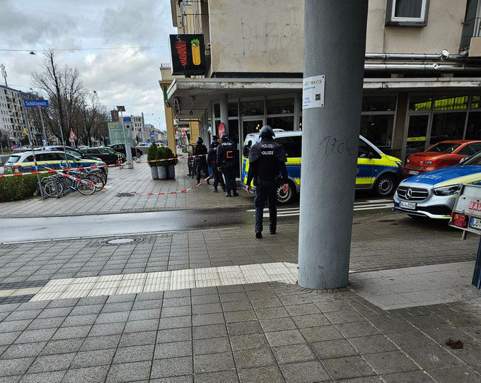 На юге Германии неизвестный захватил заложников в аптеке.