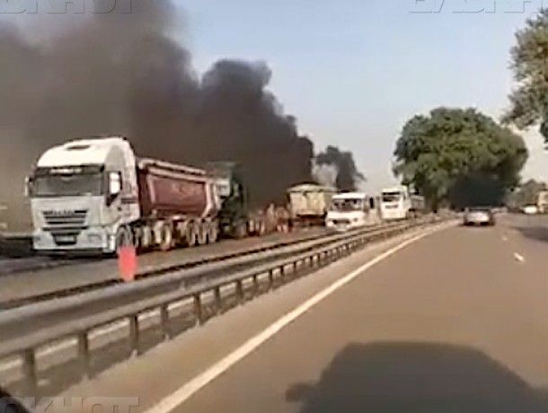 На трассе Кишинев - Оргеев загорелся грузовик.