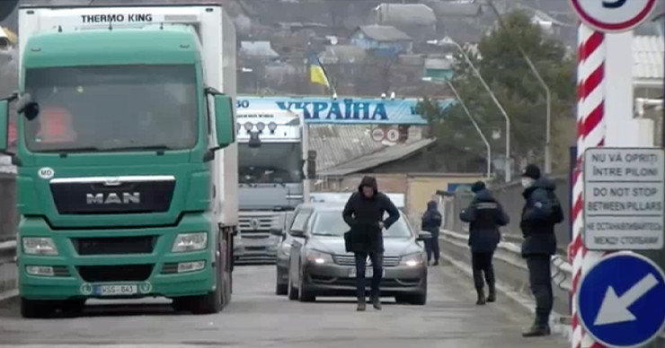 Беженцы на КПП в Атаках: Успели взять только документы и самое необходимое.