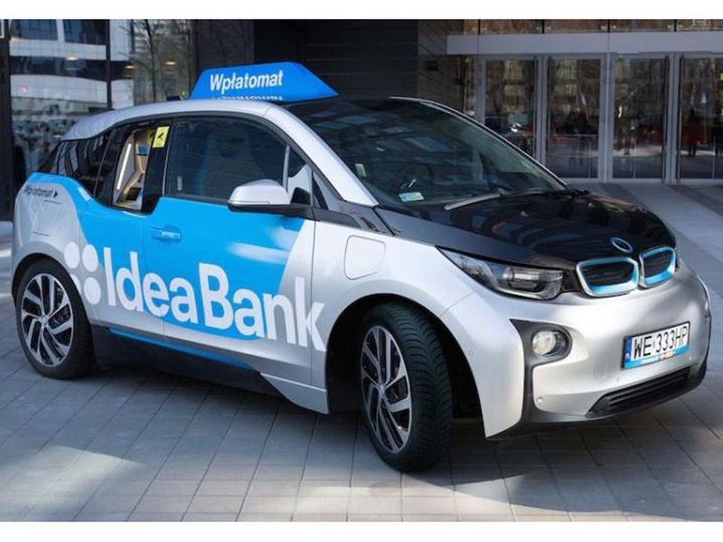 Руководство польского Idea Bank при помощи электрокара BMW i3 организовало полноценную "доставку денег по вызову".