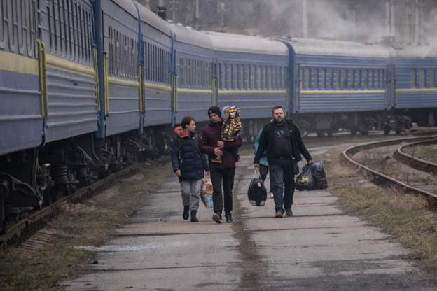 Украина предложила России новые маршруты гуманитарных коридоров.