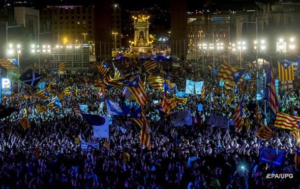 В Барселоне митингуют сто тысяч человек.