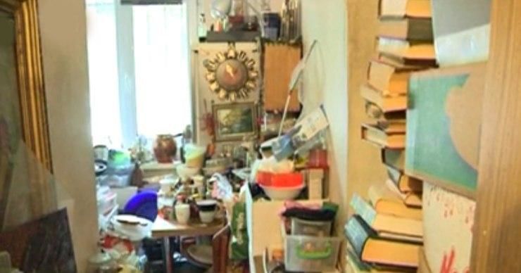 В столице мужчина превратил квартиру в мусорную свалку.