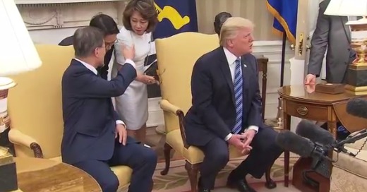 Лампа стояла на столе слева от Трампа, вовремя поймать её смогли сотрудники Службы безопасности Белого дома.