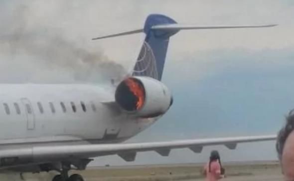 Un avion United Airlines a aterizat cu un motor în flăcări. Foto: Digi24