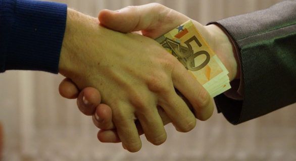 Ţara unde fiecare cetăţean dă şase mite pe an. Foto: independent.md