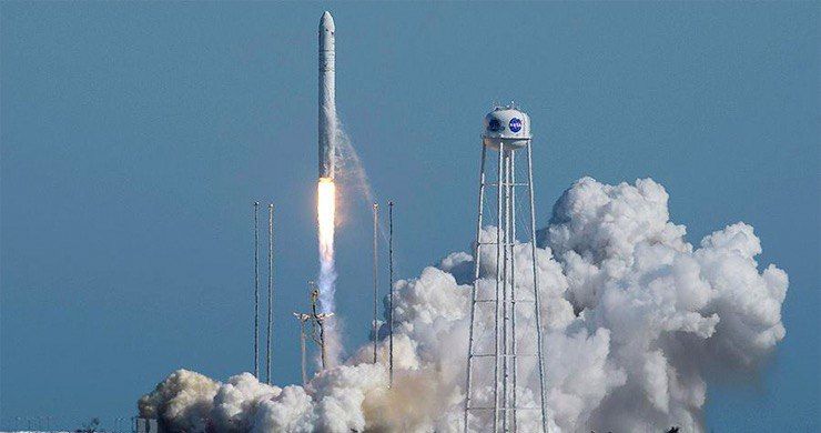 Космический корабль доставит на станцию около 3,7 тонны груза. 