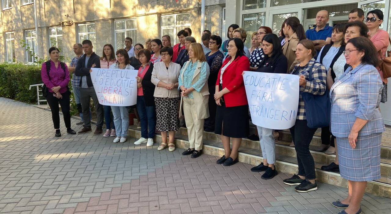 Забастовка учителей в Васиенах прекращена: в лицее будет  10-ый класс.