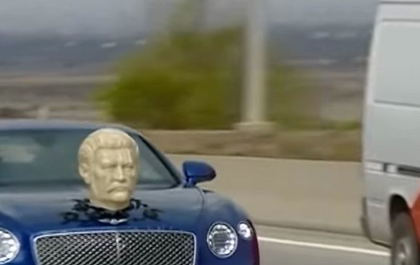В Грузии замечен Bentley с головой Сталина.