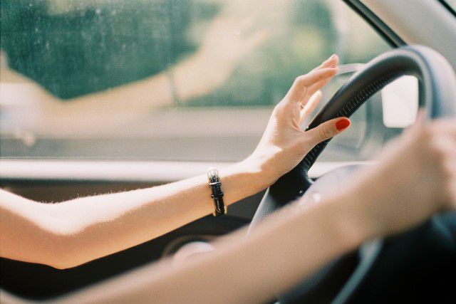 Râzi cu lacrimi! Cum au încercat două femei să parcheze o mașină Foto: filipinotimes.ae