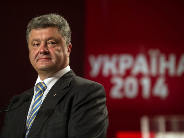 Porosenko a platit taxe pentru dividende, dobanda la banca si alte venituri in 2014. Valoarea totala a taxelor platite a fost de 17.941.932 de grivne (707.670 de euro).