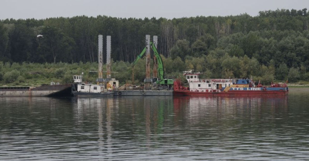 В Румынии продолжается операция по затоплению барж на Дунае для улучшения ситуации на АЭС.