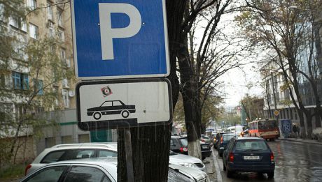 Mașinile parcate neregulamentar în Chişinău vor fi ridicate de polițiști. Foto: publika.md
