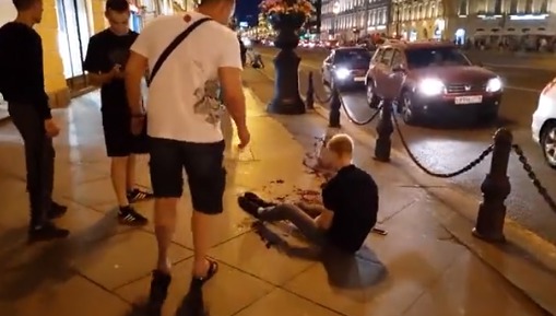 В Санкт-Петербурге прохожий заступился за девушку и получил удар ножом.