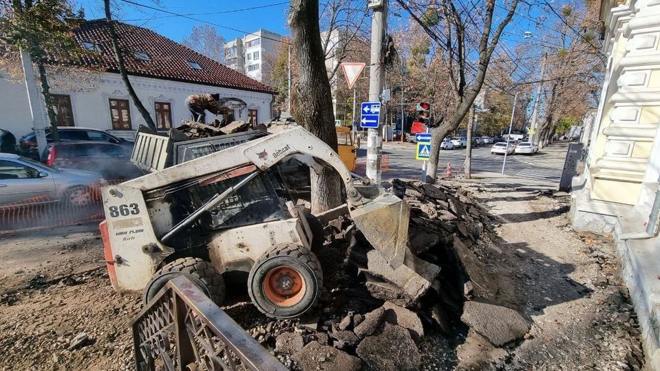 Полным ходом идёт ремонт тротуаров на улице A. Щусева в Кишиневе.