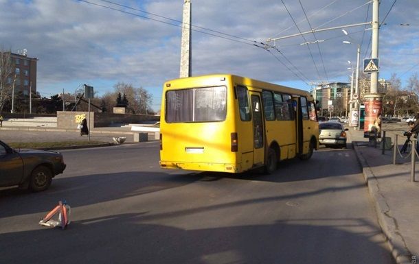 В Одессе из маршрутки выпала пассажирка.