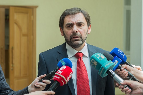 Марк Ткачук сложил депутатский мандат 23 мая текущего года после заявления о том, что Партию коммунистов захватили люди Плахотнюка.